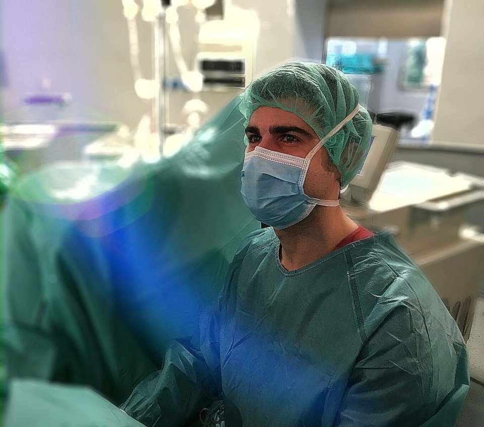El Dr. Pérez-Carral con gorro y mascarilla quirúrgicos en un quirófano
