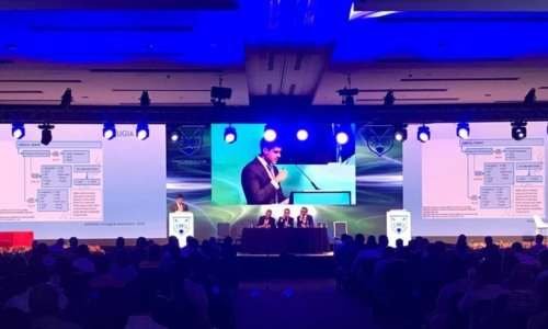Dr. José Ramón Pérez-Carral, urólogo, en el escenario de un congreso de urología