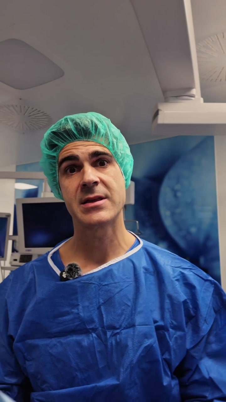 El Dr. Pérez-Carral, con gorro y bata quirúrgicos, habla a cámara en el quirófano