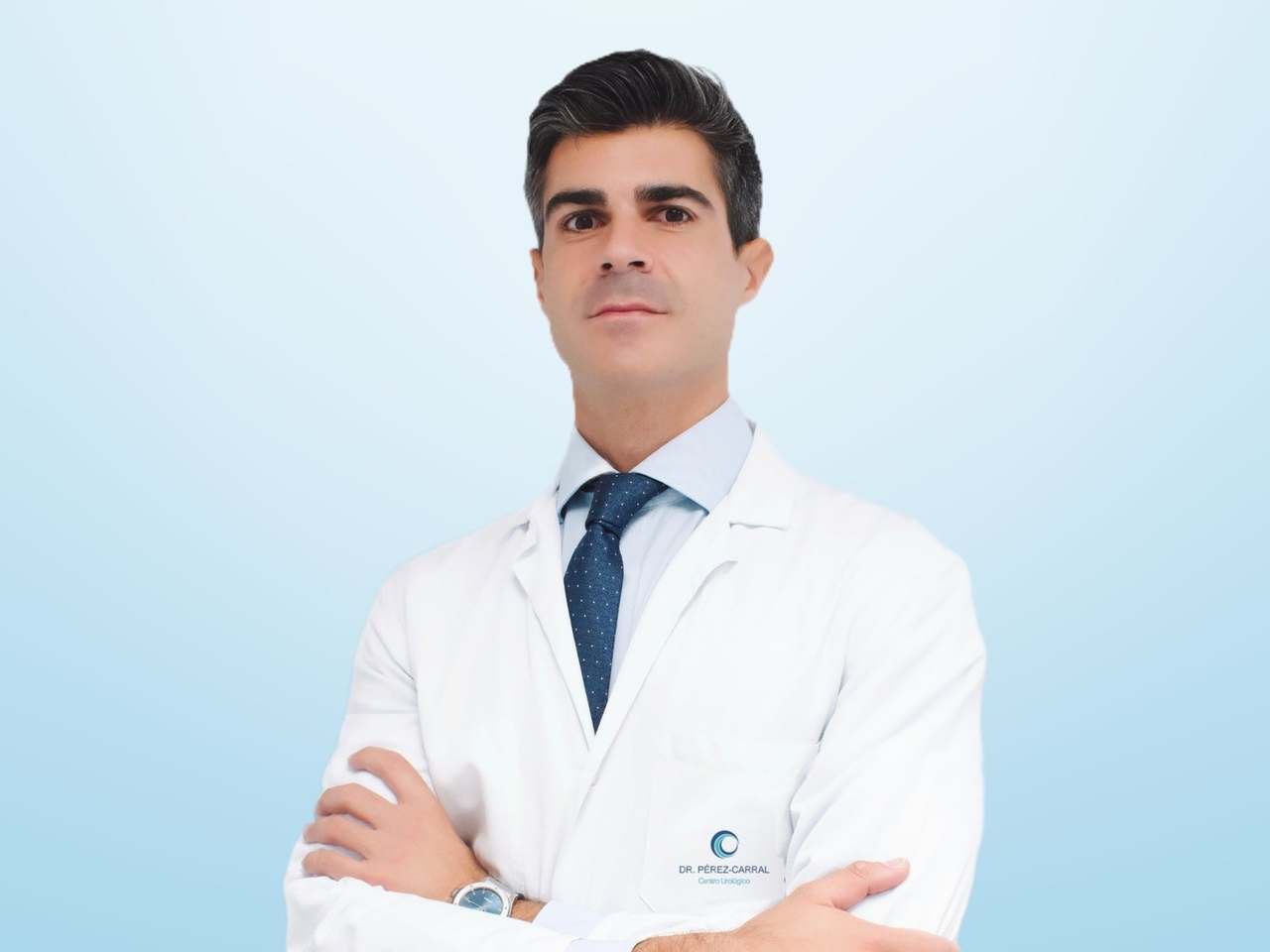 El Dr. Pérez-Carral, con bata blanca y los brazos cruzados