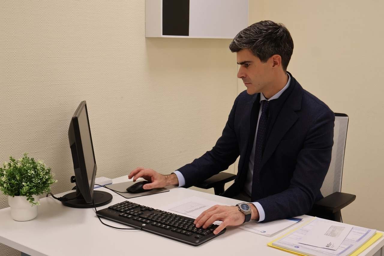 El Dr. Pérez-Carral en el despacho de su consulta, trabajando con el ordenador
