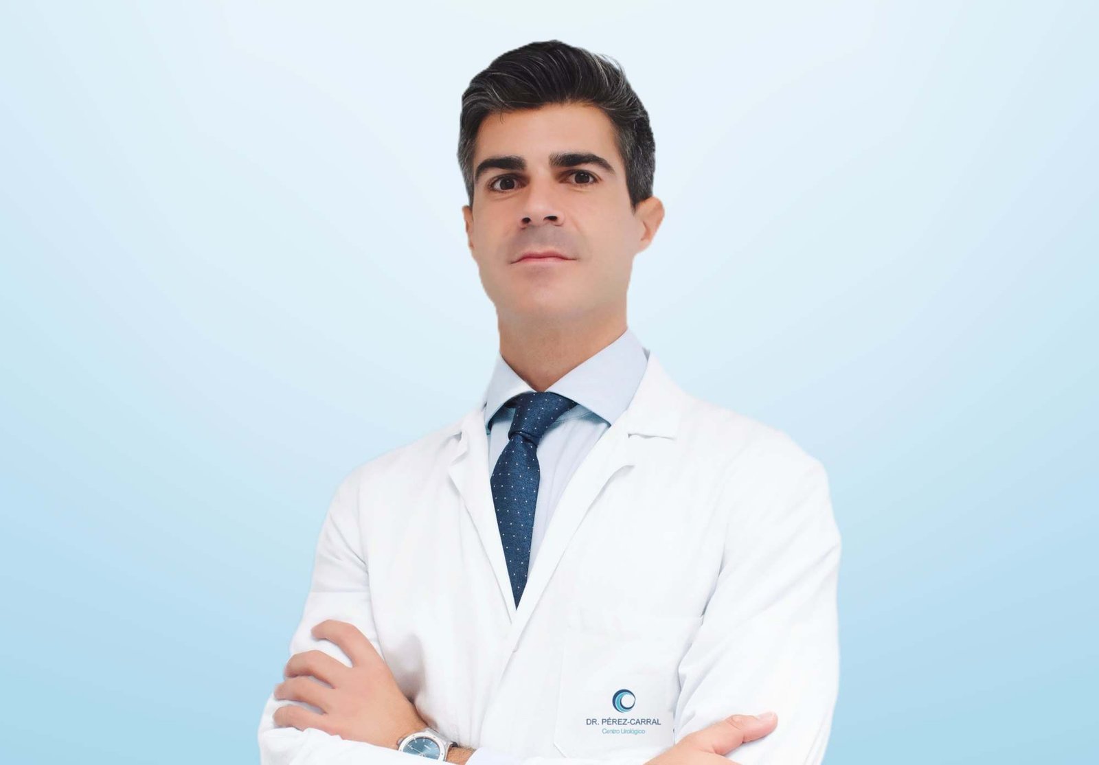 Dr. José Ramón Pérez-Carral, urólogo, con bata blanca y los brazos cruzados