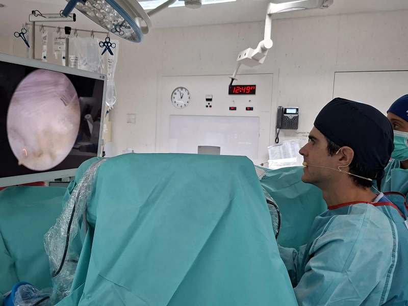 Plano del quirófano con el Dr. Pérez-Carral mirando el monitor durante la intervención