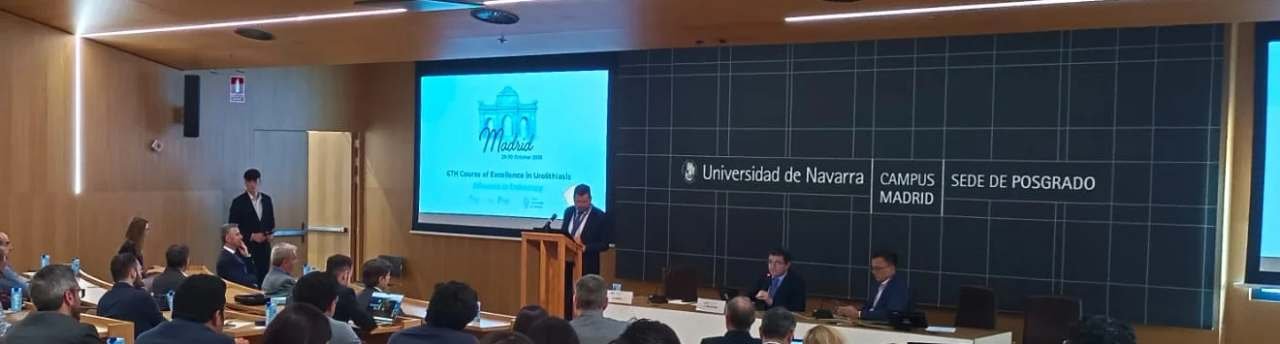 Escenario y pantalla del curso de litiasis y HBP
