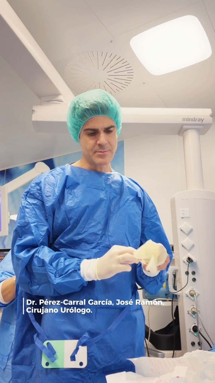 El Dr. Pérez-Carral, con gorro y bata quirúrgicos, se coloca los guantes en el quirófano