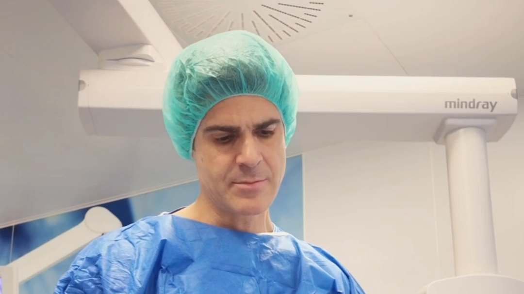 El Dr. Pérez-Carral, con gorro y bata quirúrgicos, en el quirófano