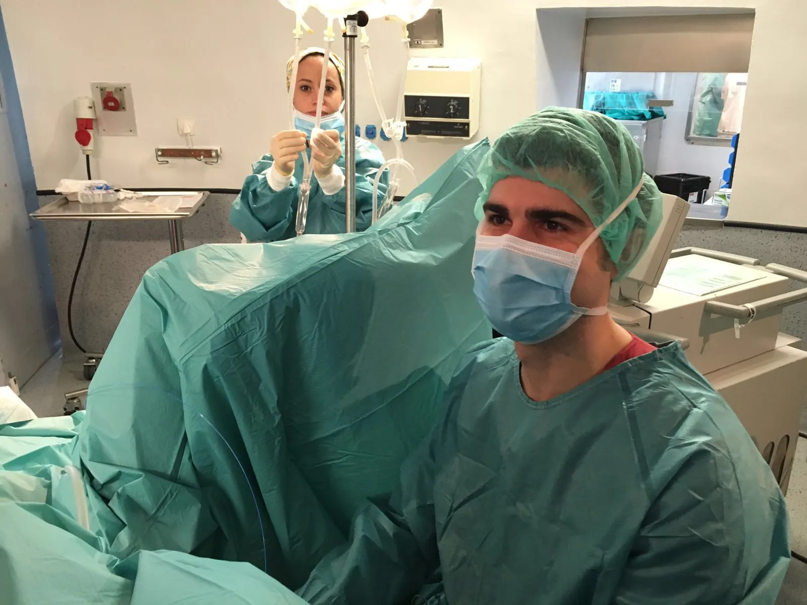 Dr. Pérez-Carral en quirófano durante una enucleación prostática