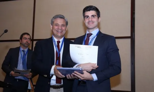 El Dr. Pérez-Carral operando con láser de holmium