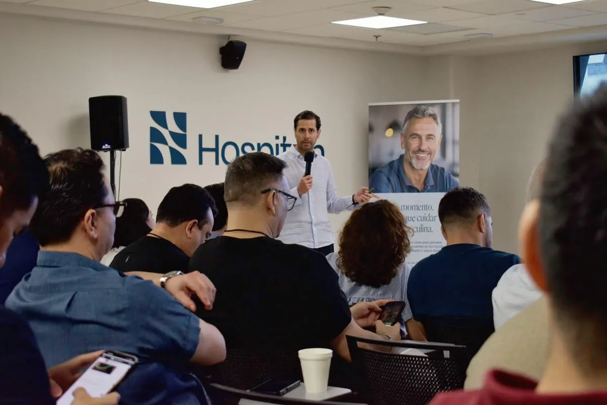 Asistentes siguen una presentación del curso HoLEP · ThufLEP en Cancún