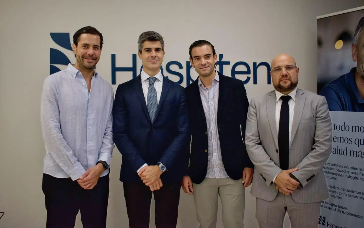 El Dr. Pérez-Carral, segundo por la izquierda, con otros participantes del curso ante el logotipo de Hospiten