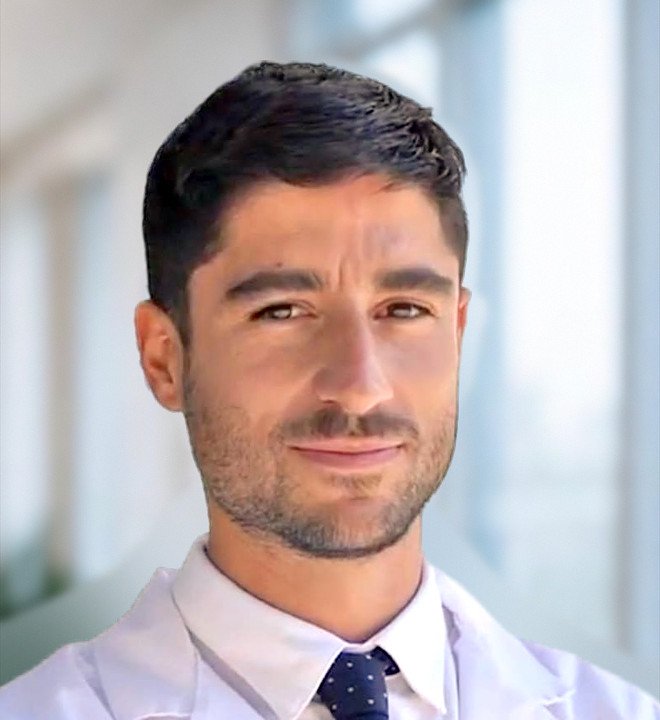 Dr. Carlos Toribio Vázquez, urólogo, con bata blanca