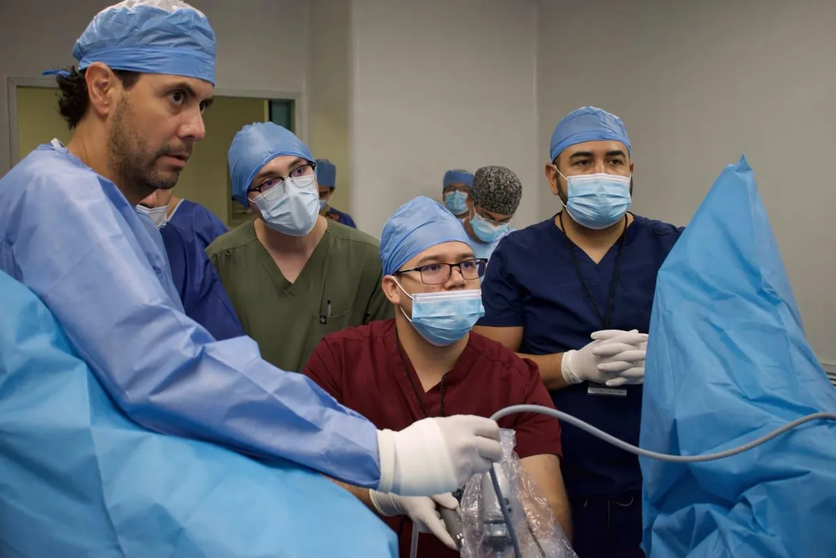 Cirujanos y asistentes junto a la mesa de operaciones durante el curso en Cancún