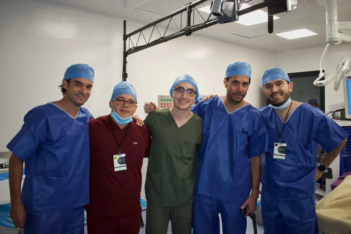 Participantes del curso con pijama quirúrgico en el quirófano
