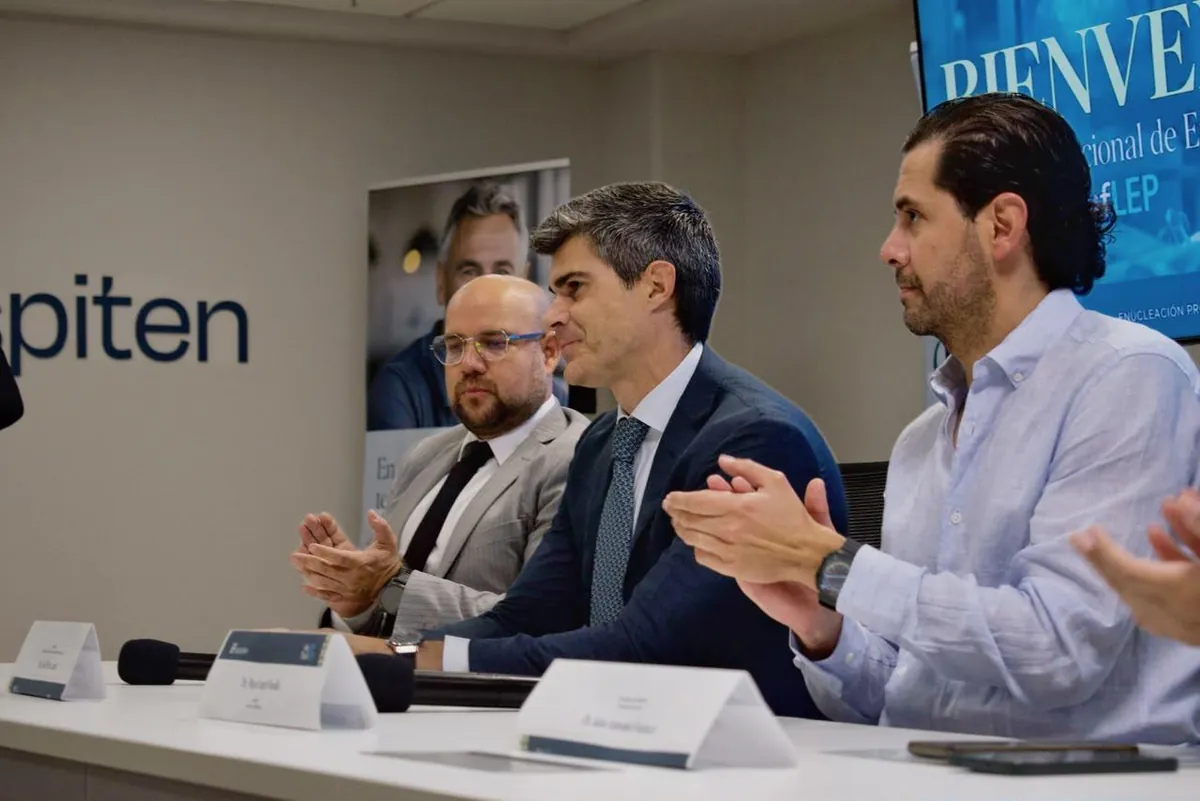 Mesa de profesores durante una sesión del curso de enucleación prostática en Cancún