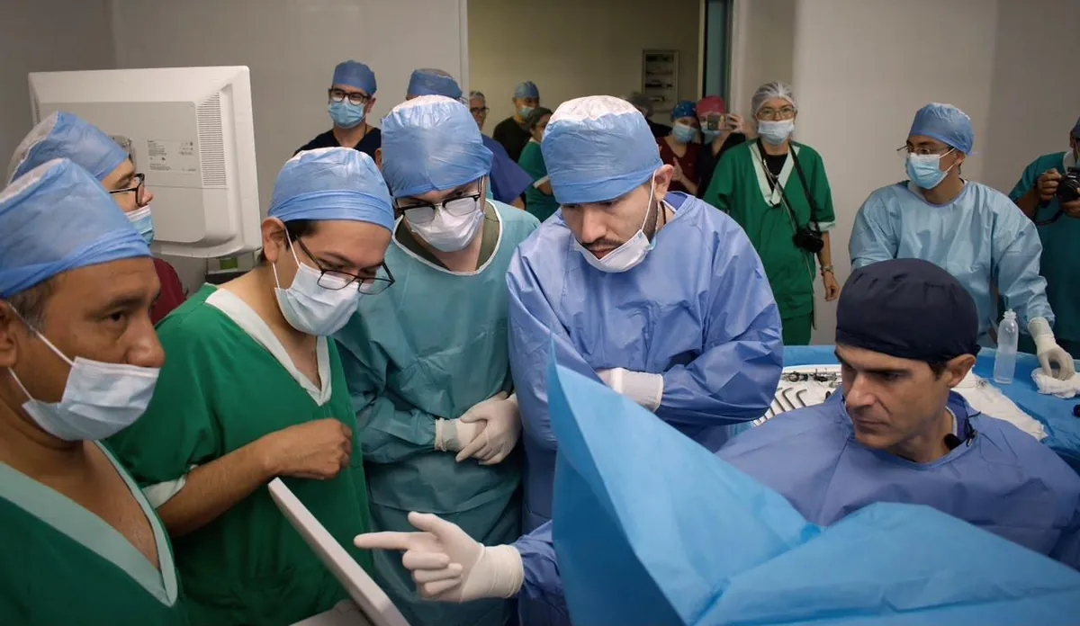 Asistentes del curso observan un procedimiento en el quirófano